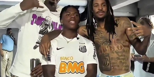 星空体育官网-谁更像粉丝？甲亢哥偶遇莫兰特&amp;amp;小贾伦 用的还是三折叠