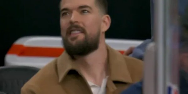 星空体育下载-欢迎回家！快船主场放致敬祖巴茨视频，后者向观众挥手致意