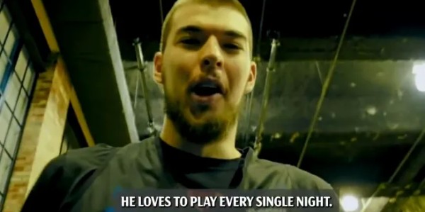 星空体育下载-欢迎回家！快船主场放致敬祖巴茨视频，后者向观众挥手致意