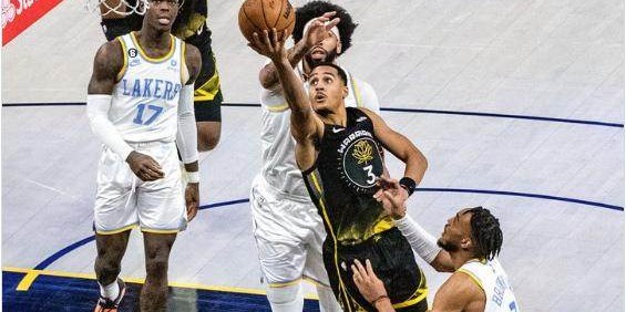 星空体育APP-【现场】勇士主场不敌湖人 胜率仍在五成上下挣扎