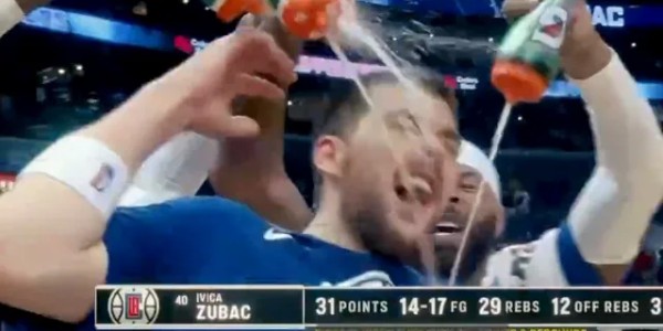 星空体育下载-欢迎回家！快船主场放致敬祖巴茨视频，后者向观众挥手致意