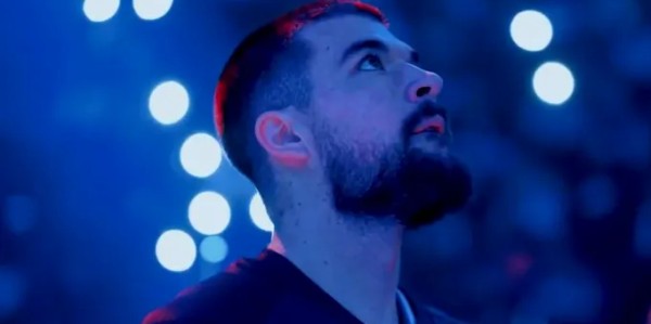 星空体育下载-欢迎回家！快船主场放致敬祖巴茨视频，后者向观众挥手致意