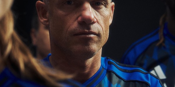 星空体育官网-汉堡官宣2025/26赛季球衣，队徽星星时隔七年回归