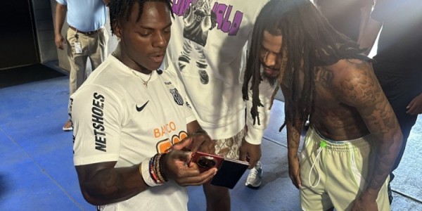 星空体育官网-谁更像粉丝？甲亢哥偶遇莫兰特&amp;amp;小贾伦 用的还是三折叠